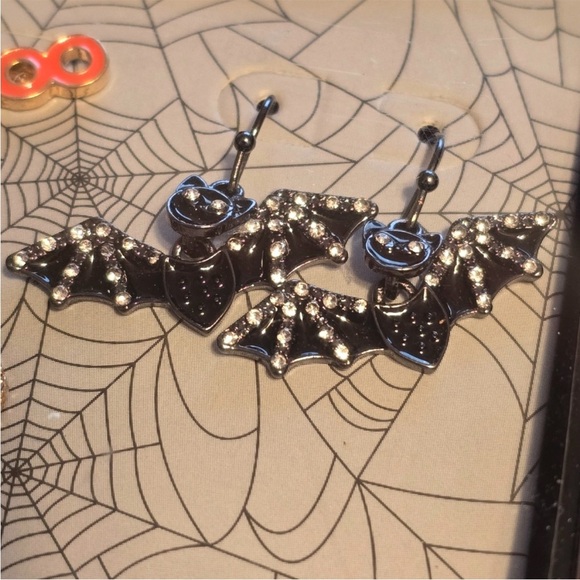 BNIB Quo Set of 3 Earrings Halloween Boo, Bats Ghosts Rhinestones w Giftbox Goth - Picture 3 of 7